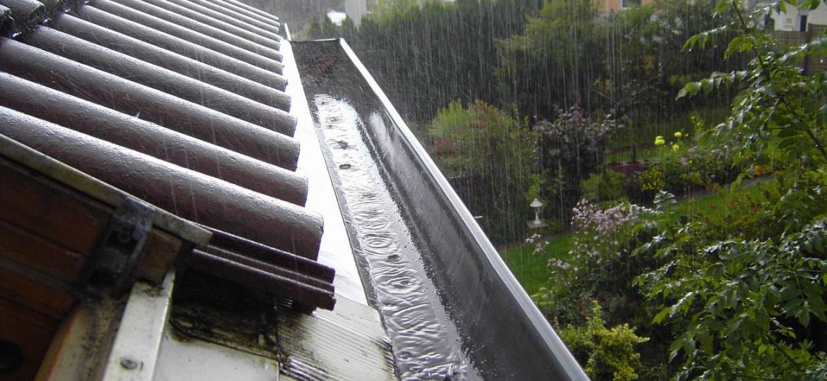 Sistema de captación de aguas pluviales instalado en techo de edificio