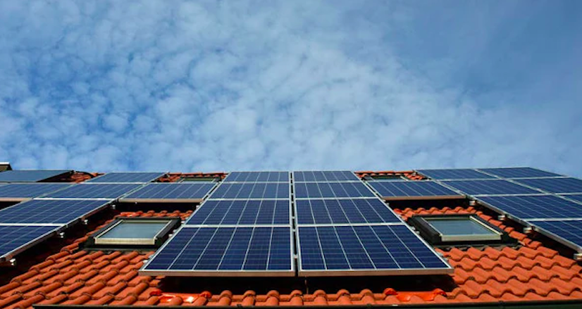 Sistema de paneles solares fotovoltaicos instalados en el tejado de una casa.